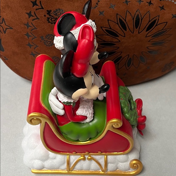 Disney Festive Sleigh with Mickey and Minnie - Red and Green - Picture 4 of 7